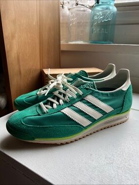 adidas Women’s Classic Green and White Retro Trainer Sneakers size 7.5